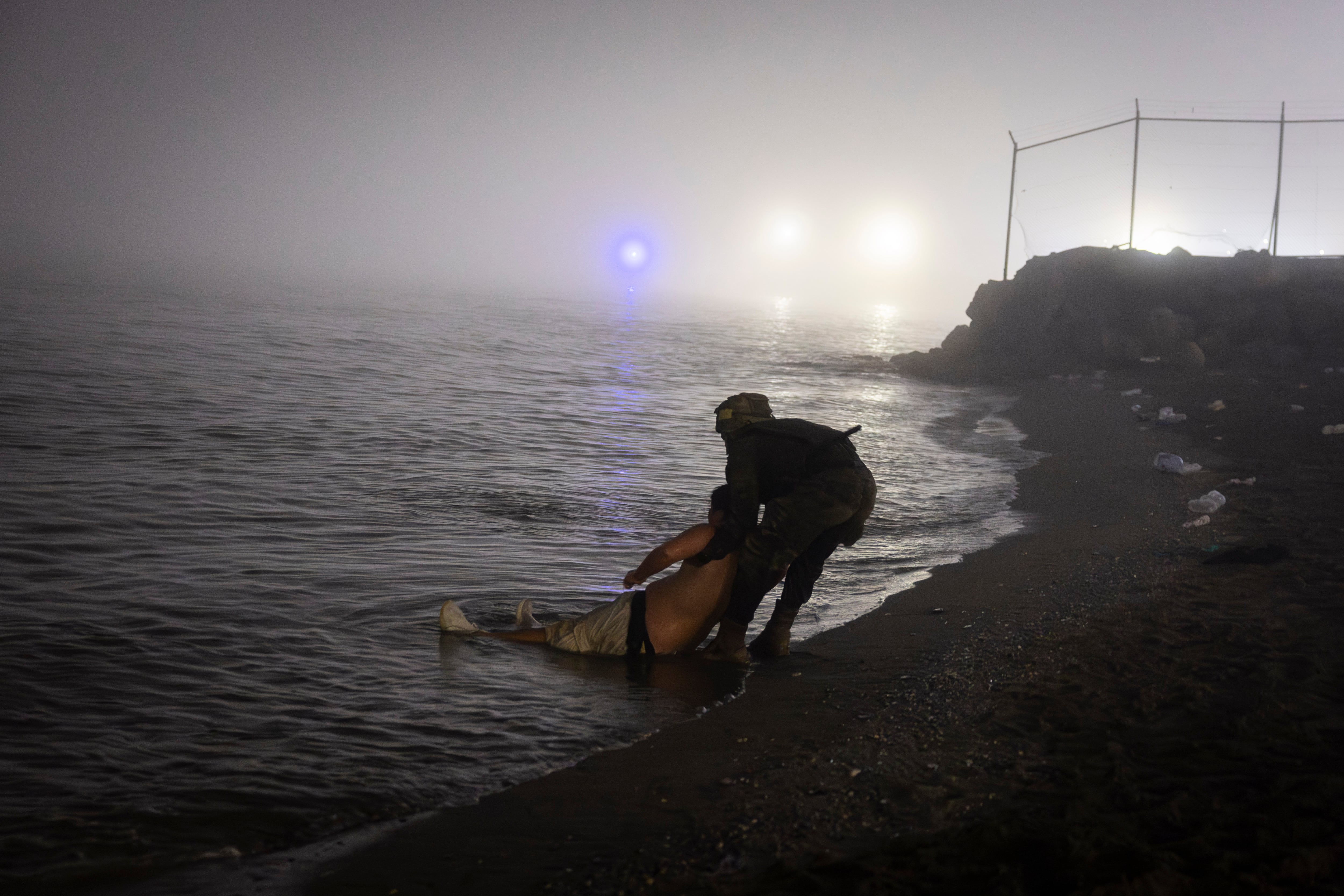 Photographic story | A dawn rescue on El Tarajal beach
