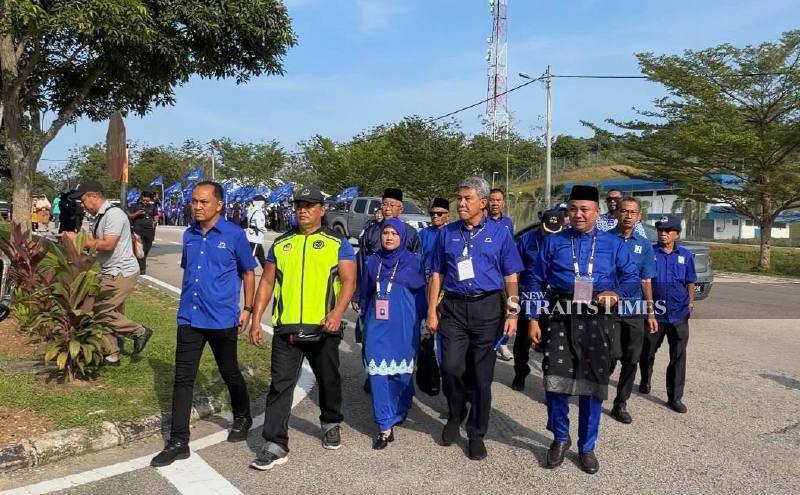 Melaka polls: Tok Mat accompanies BN's Lendu candidate to nomination centre