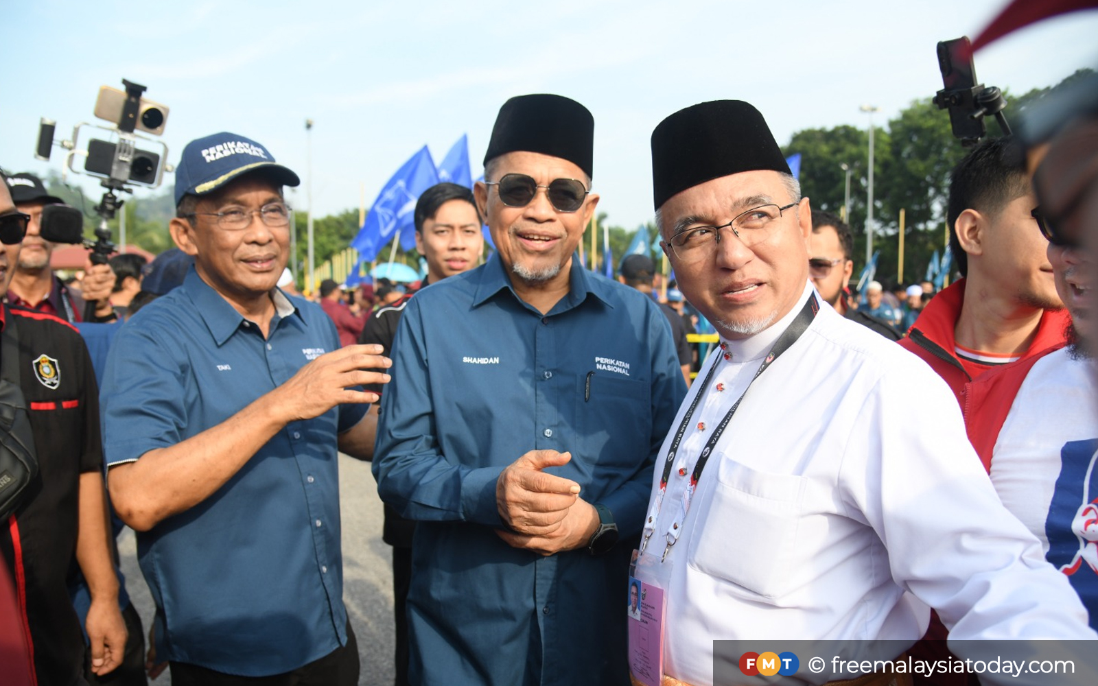 PN, PH leaders exchange pleasantries at Bukit Katil nomination centre