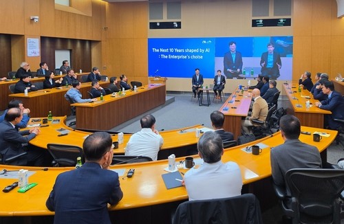 (LEAD) Samsung execs meet Open AI's Sam Altman to discuss AI transformation