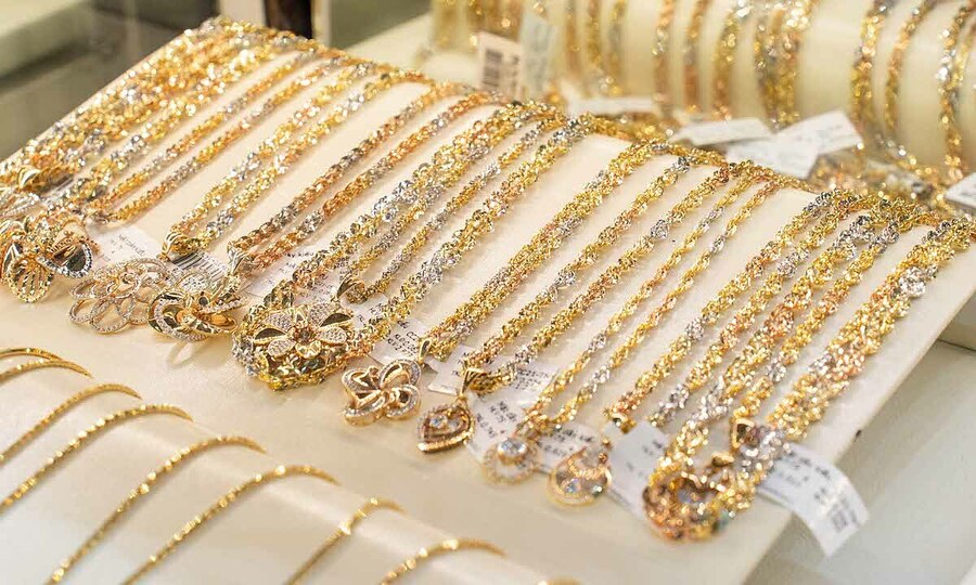 Gold dips to 4-month low