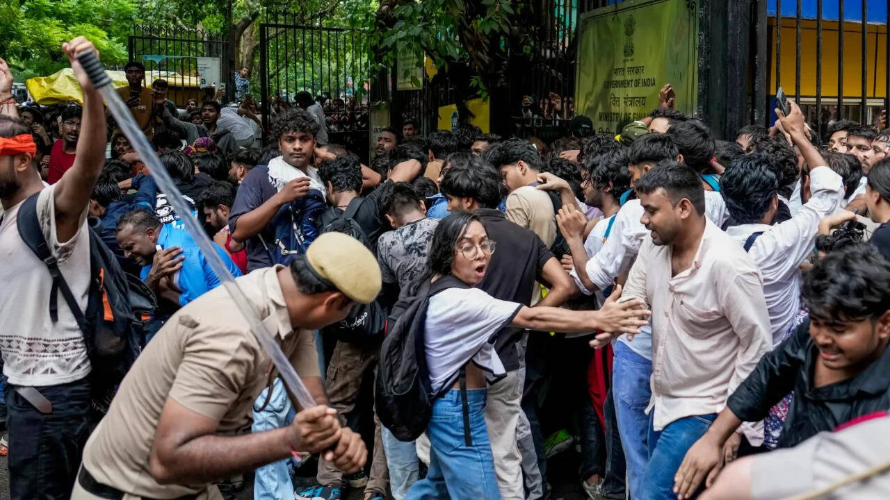 Delhi Police explains why cops wore civil clothes during Jantar Mantar protest