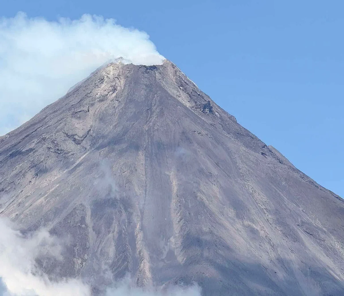 Philippines: Over 2,000 evacuated as Mayon Volcano erupts