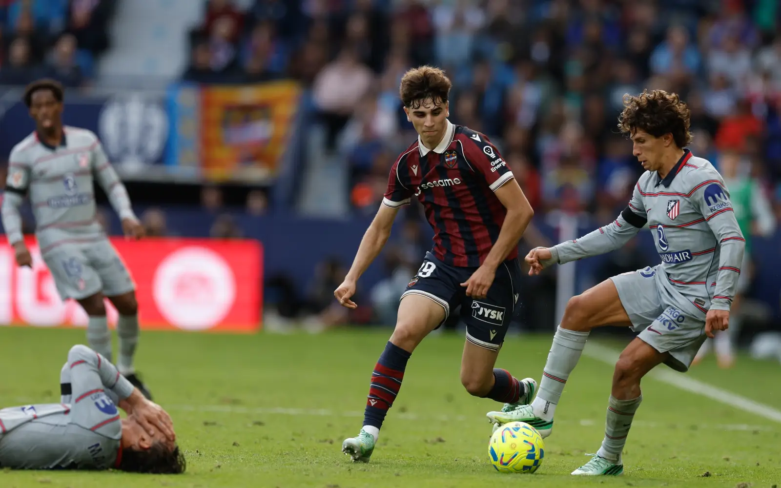 Atletico beat Levante to move top above Barcelona