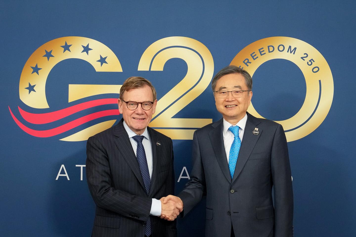 Korea's top diplomat discusses ties with German, Polish counterparts