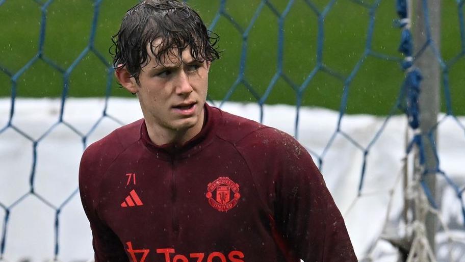 Walsall sign ex-West Ham goalkeeper Wooster