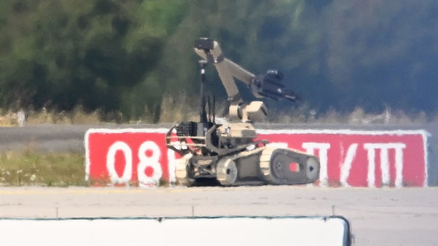 Explosive disposal robot in use: Leipzig Airport: drone with explosive charge defused
