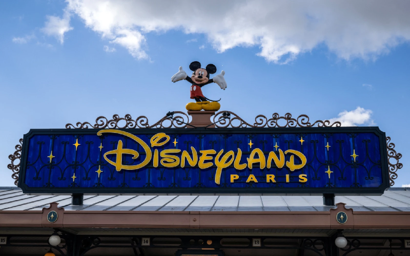Disney profits top estimates on strength in theme park business