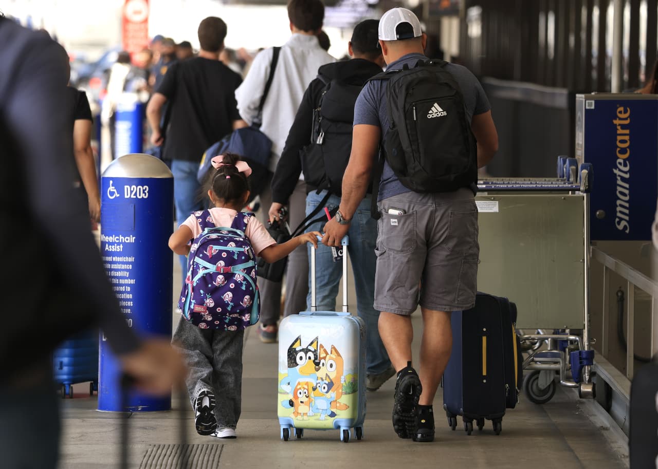 U.S. economy keeps up the momentum, but rising costs put a lid on new hiring