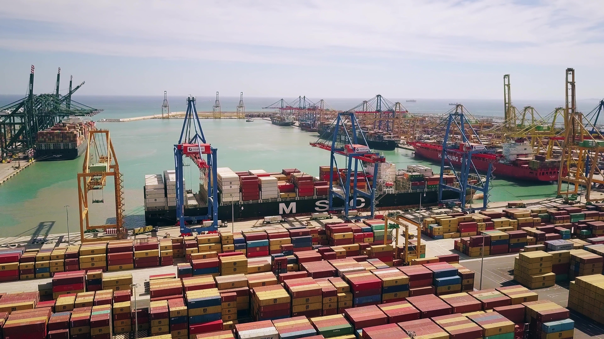 Exports resist and return to maximum zone: 201 billion until June