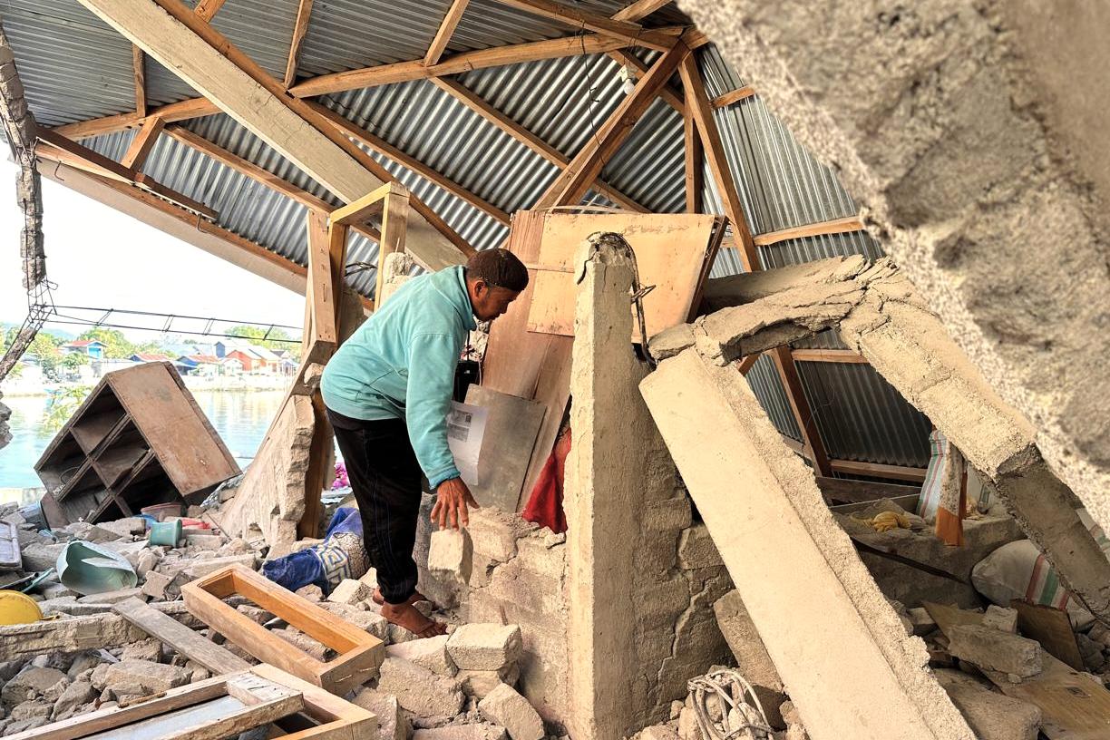 Fear grips children after deadly earthquake in eastern Indonesia leaves thousands displaced