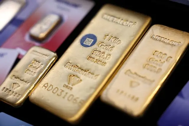 Gold inches higher, focus on Fed minutes