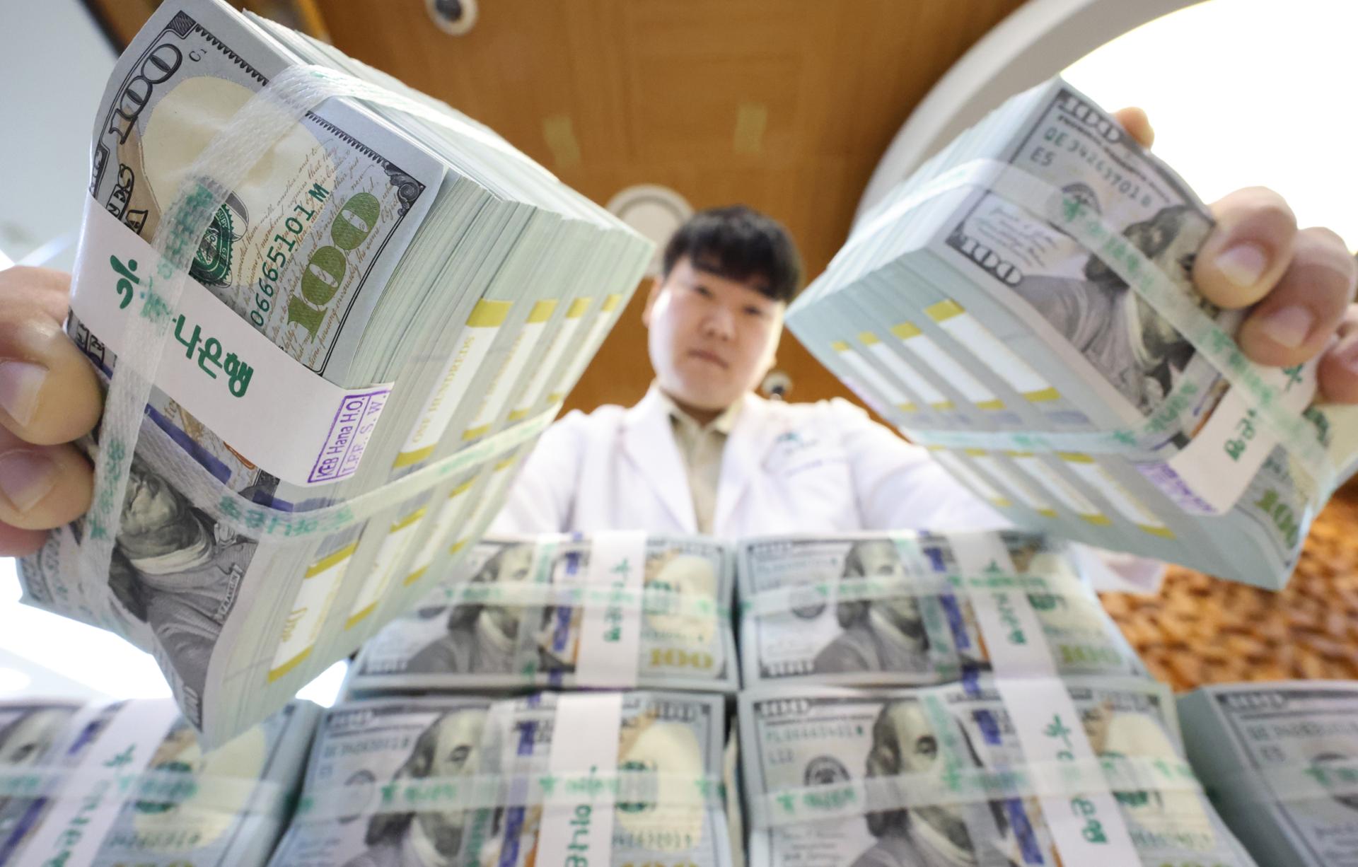 Won-dollar exchange rate drops to 1,300 won range, lowest in 10 1/2 months