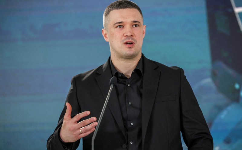 Sacked Ukraine defence minister urges path to elections
