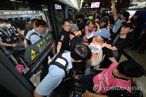 (LEAD) Activist group says will halt subway protest on gov't pledge to review disability rights budget