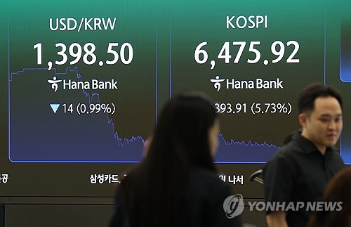 (LEAD) Seoul shares sink nearly 6 pct on tech rout, rising yields