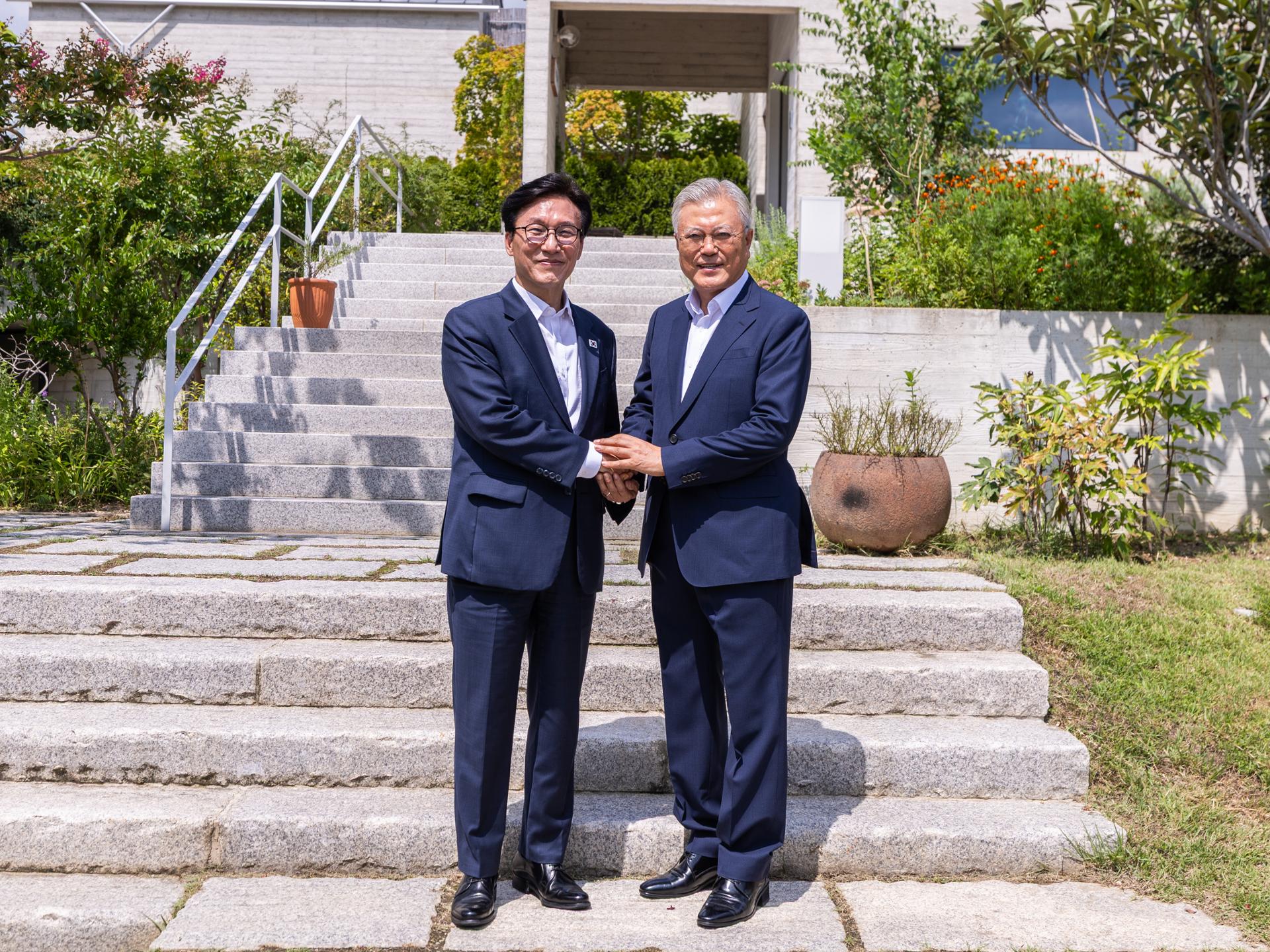 New ruling party chief visits ex-President Moon, vows to heal internal wounds