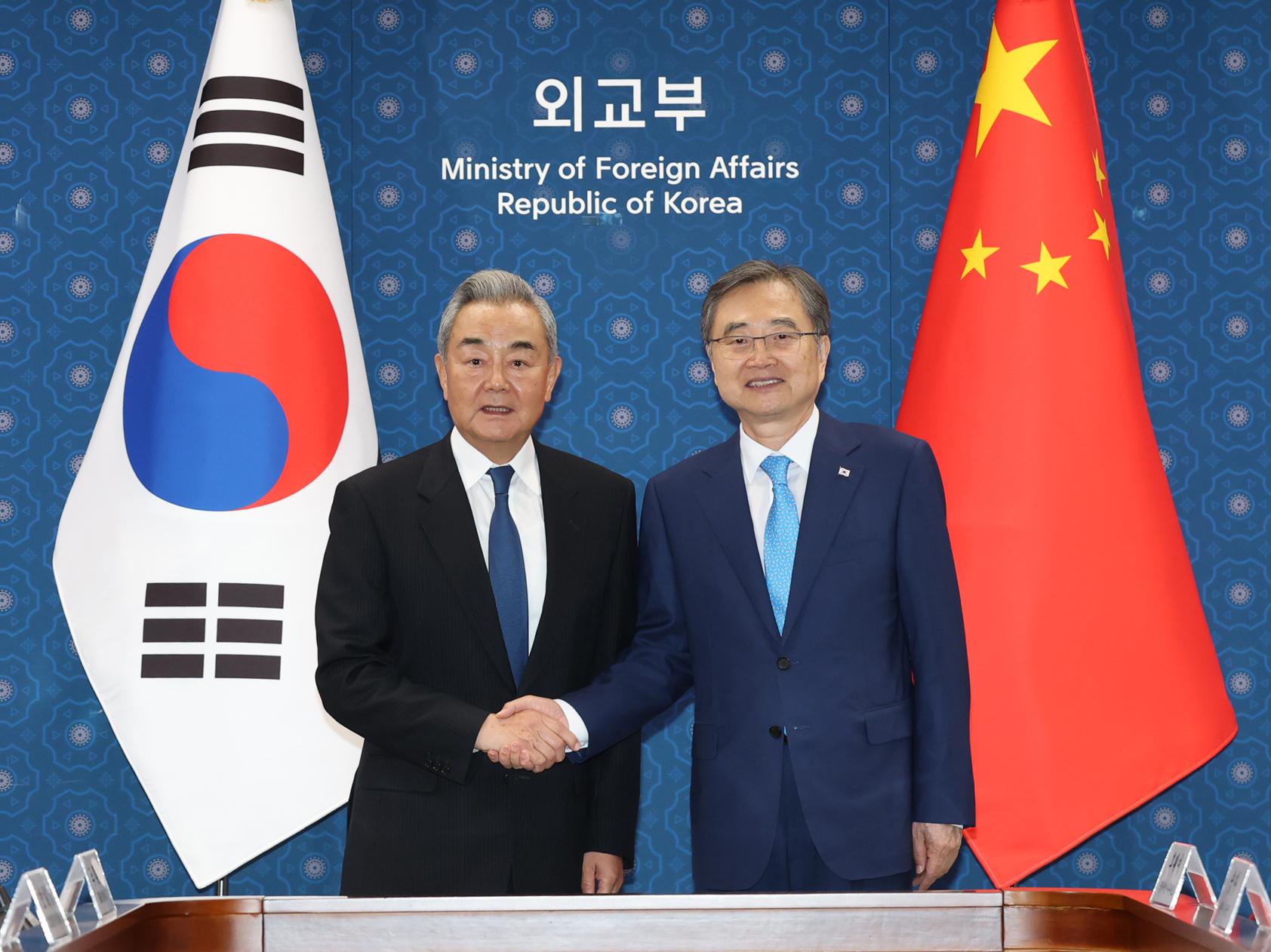 China FM vows Beijing's constructive role for peace on Korean Peninsula