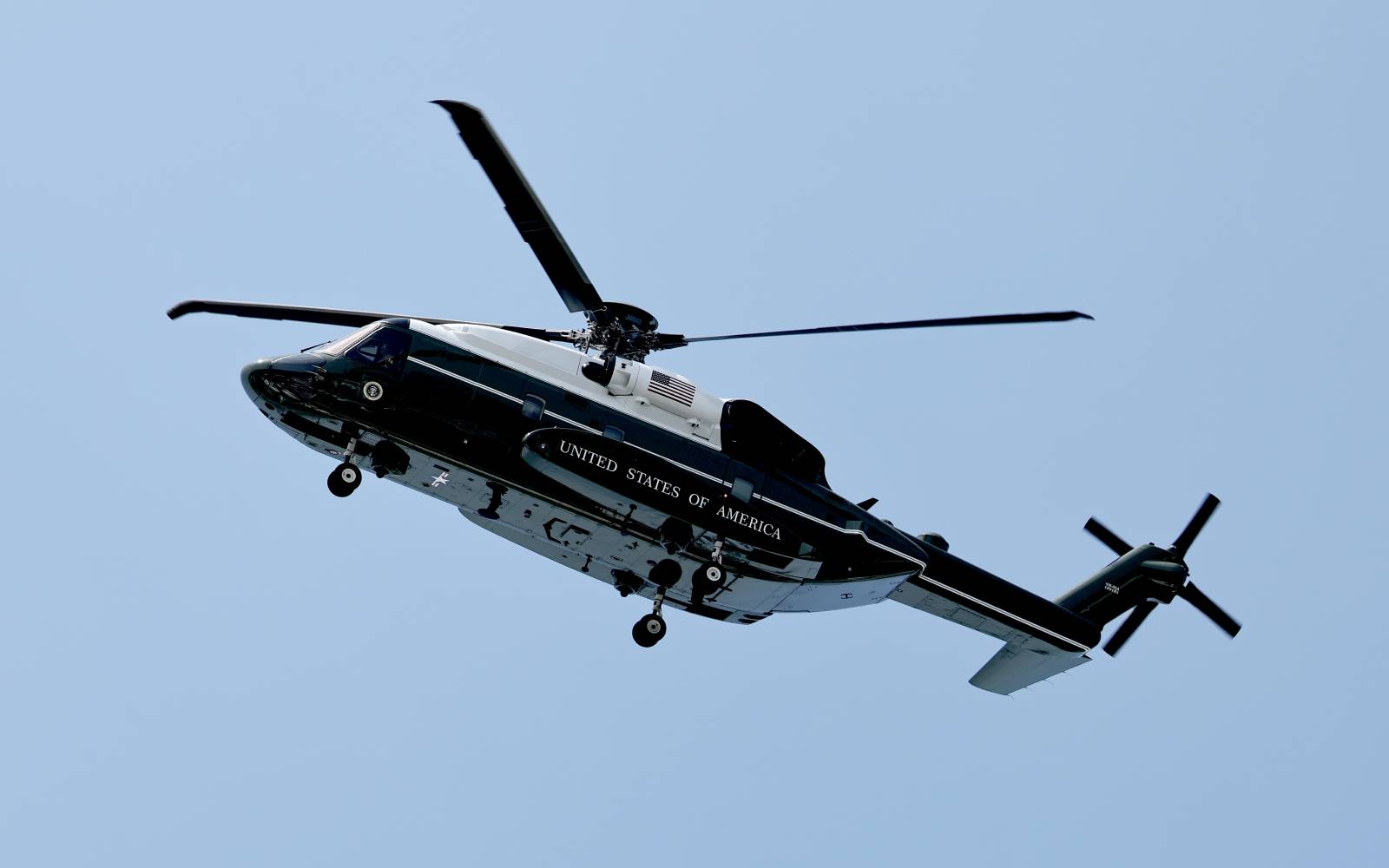 FAA says Marine One was briefly too close to passenger airplane
