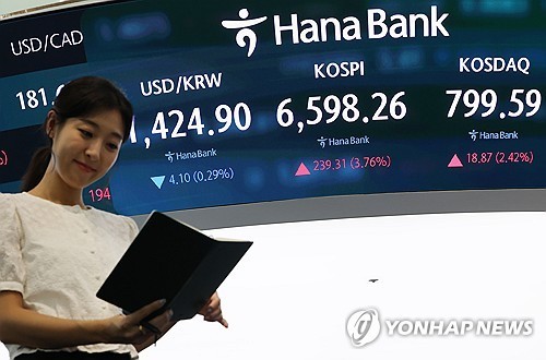 Seoul shares start sharply lower on tech losses amid Hormuz hopes