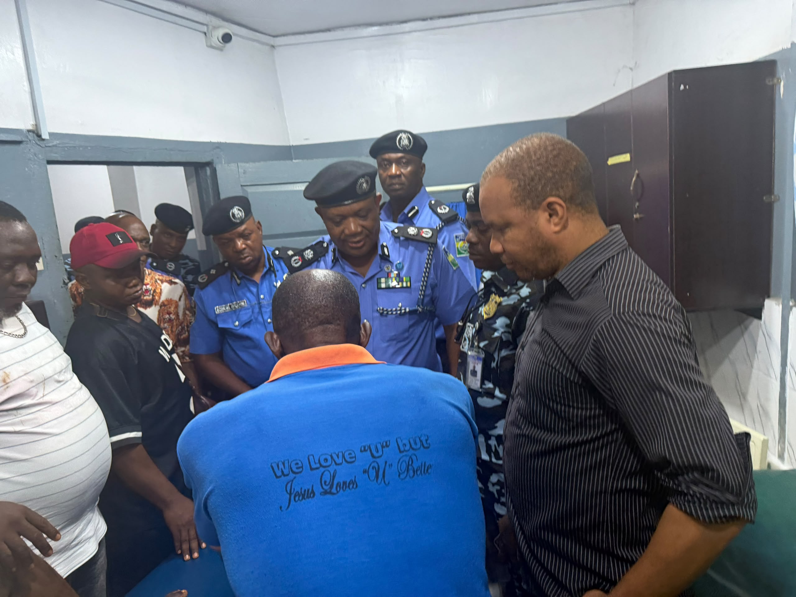 Pandemonium at Onitsha Head Bridge as policeman shoots trader over N5,000 bribe