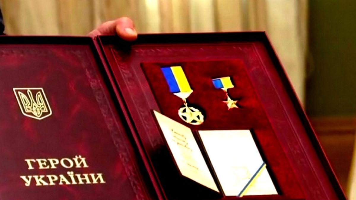 Zelenskyy awards Hero of Ukraine to commander who evacuated wounded soldiers from shelled military unit