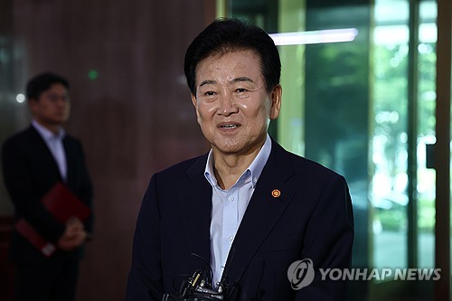 Unification minister defends N. Korea policy after Lee's call for caution