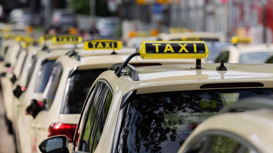 Transport services: Taking a taxi - a matter of price?