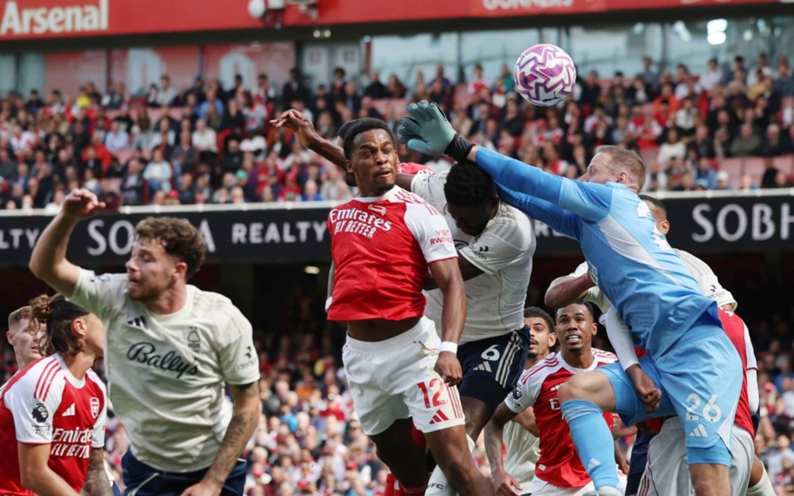 Referees chief Webb wants clamp-down on Premier League set-piece grappling
