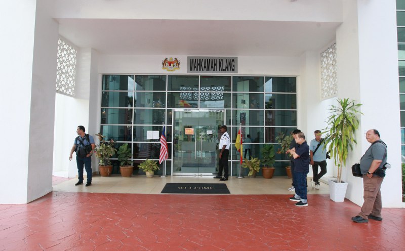 Quiet outside Klang court ahead of Rocky case charges [WATCH]