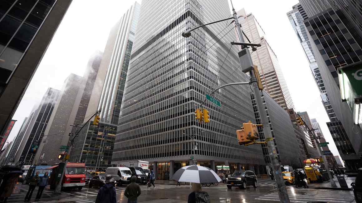 Biggest US law firms explore selling stakes to private equity