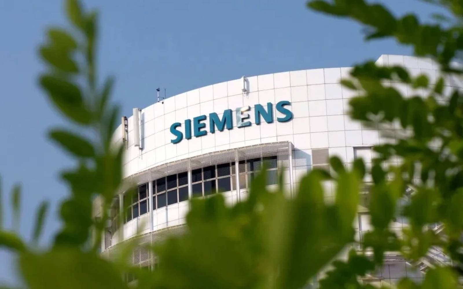 Siemens raises earnings outlook on AI data centre demand