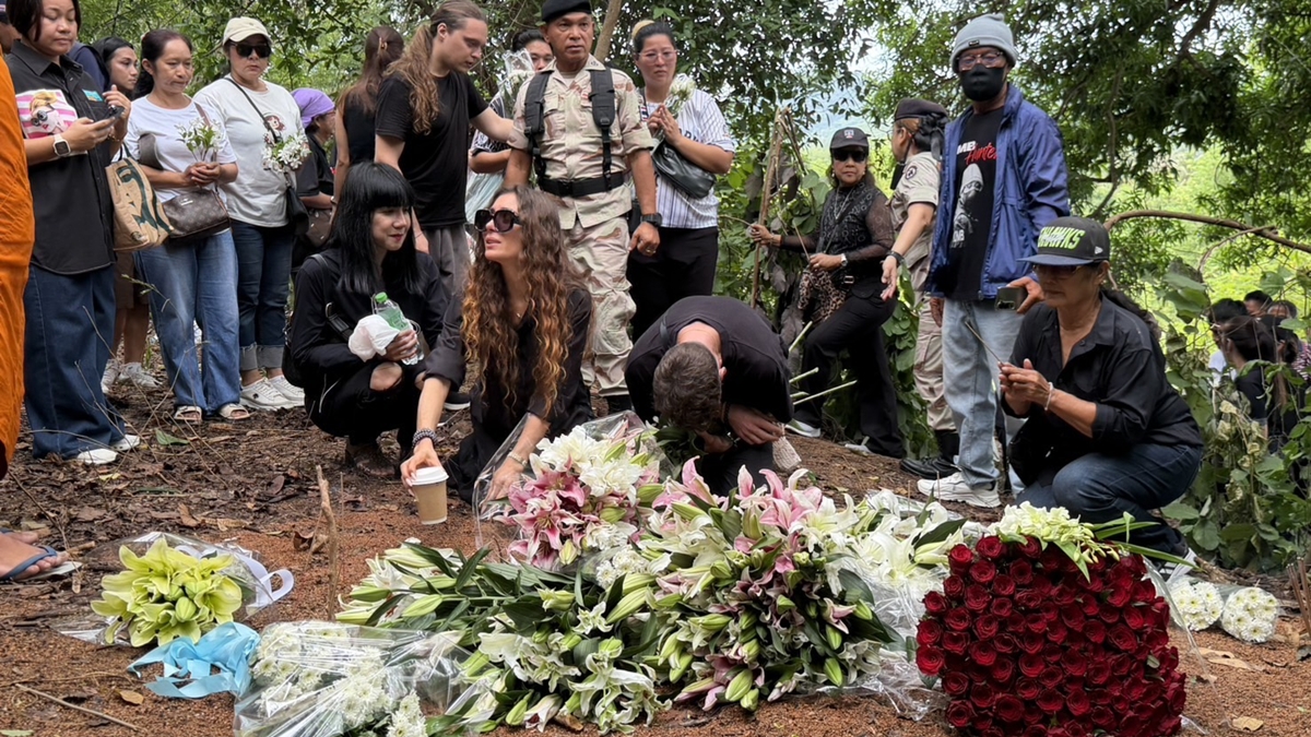 White flowers blanket murder scene as Chonburi holds final memorial for Russian siblings