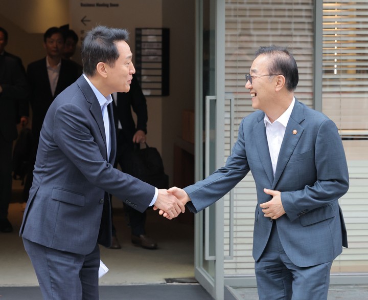 Land Minister, Seoul Mayor Remain at Odds over Use of Yongsan Park