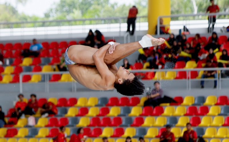 Elvis 'Presley' sings away the blues to win Sukma diving title