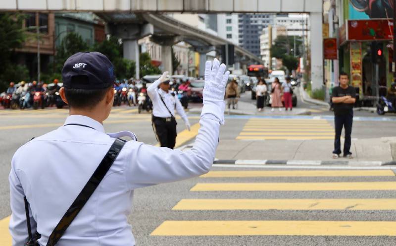 [UPDATED] Beacon lights, sirens no licence to beat red lights, says Bukit Aman traffic chief
