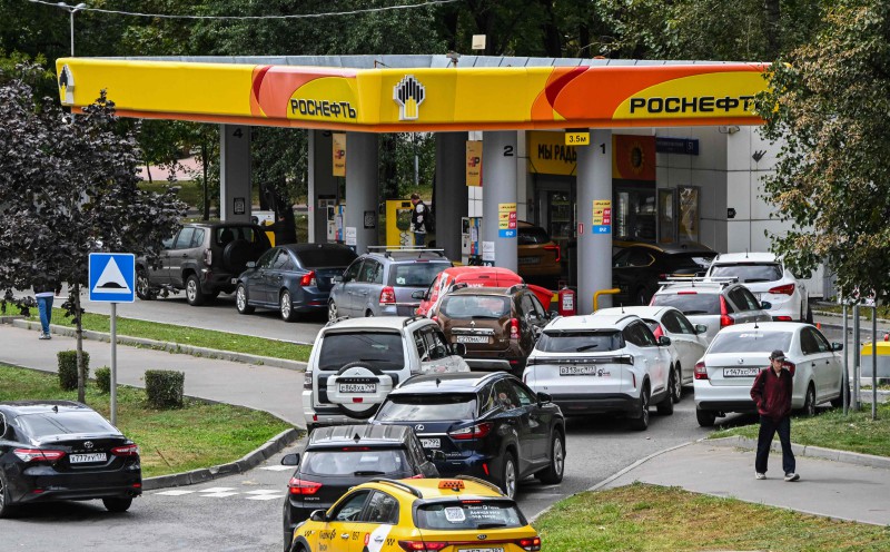 Frustrated Moscow drivers face long queues to refill as fuel shortages return