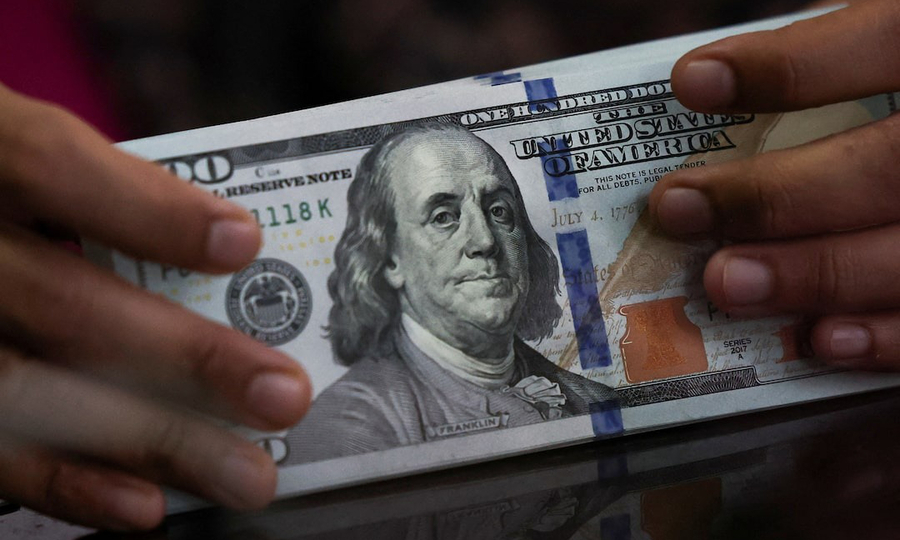 Dollar inches down against dong