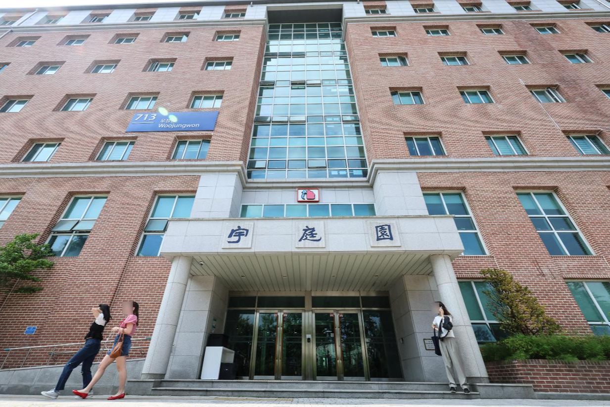 Police tracking down man for sexual harassment near Seoul university