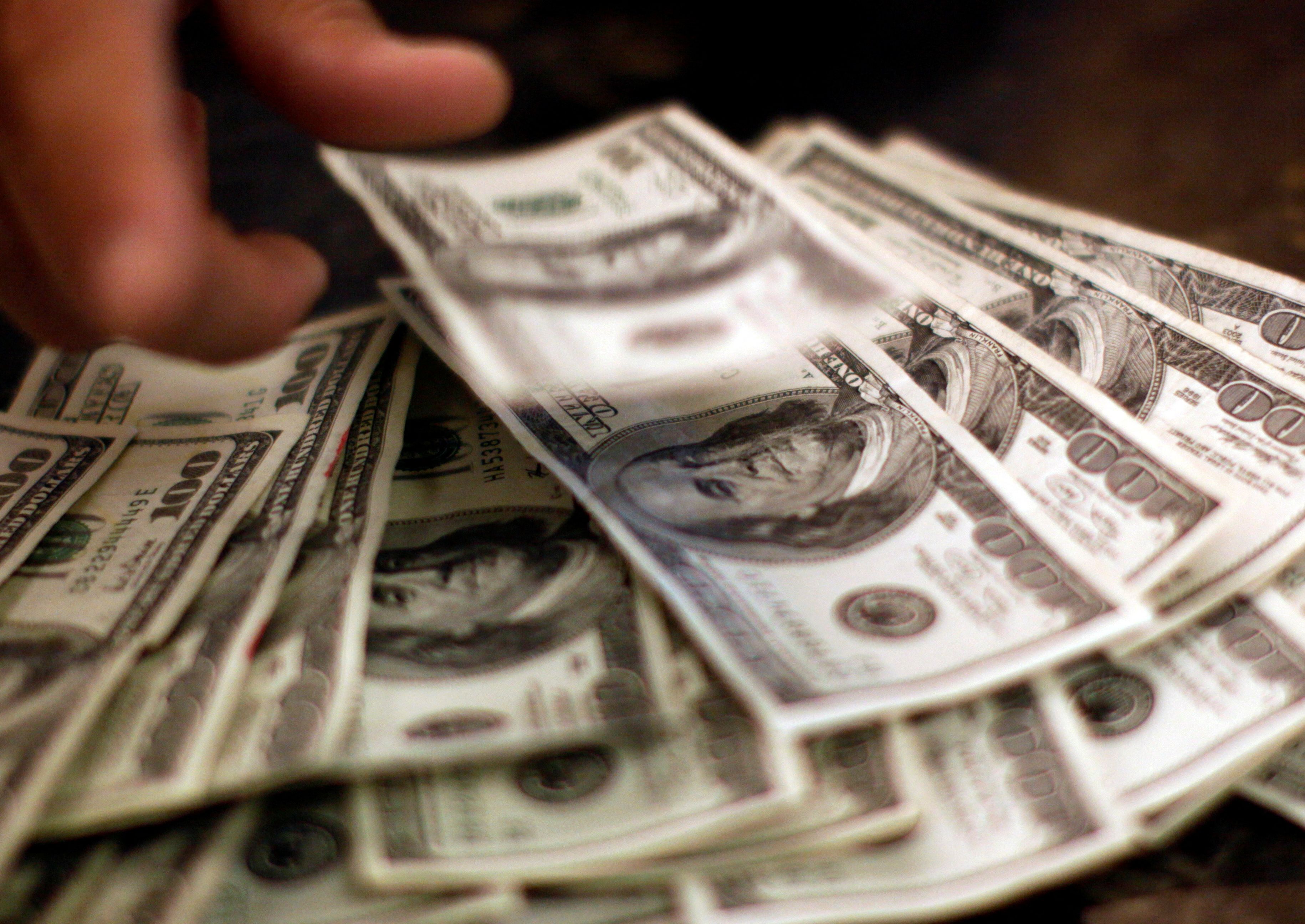 Americans turning to AI for financial advice but confidence low, poll shows