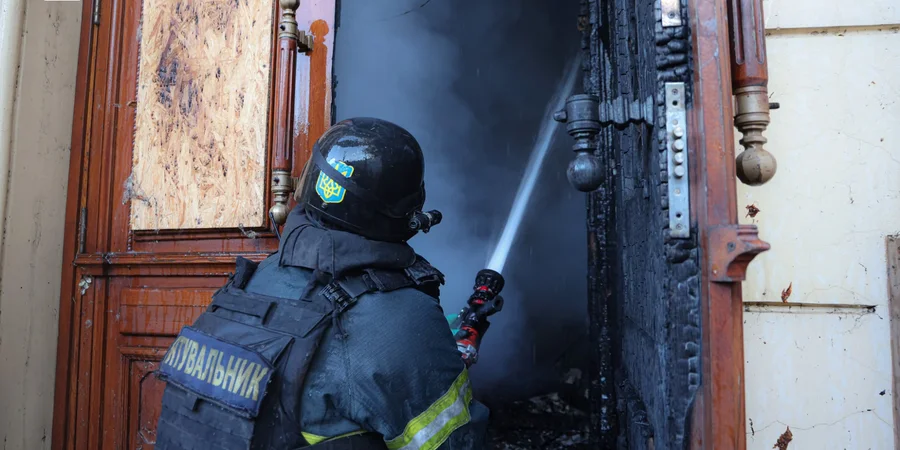 Russian FPV drone strikes Kherson art museum, sparking fire