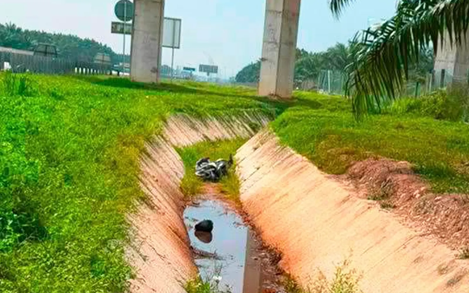 Motosikal terbabas, lelaki hilang ditemukan maut dalam longkang