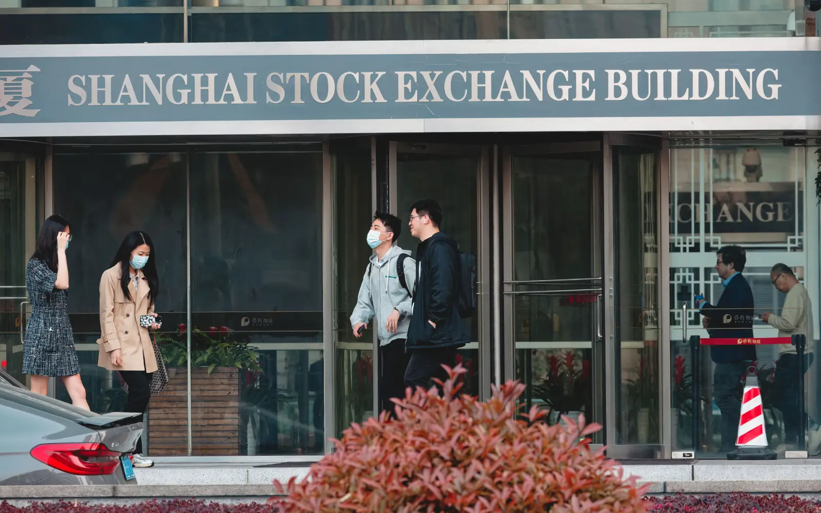 China’s stocks end mixed as gold shares rise, insurers weigh on Hong Kong