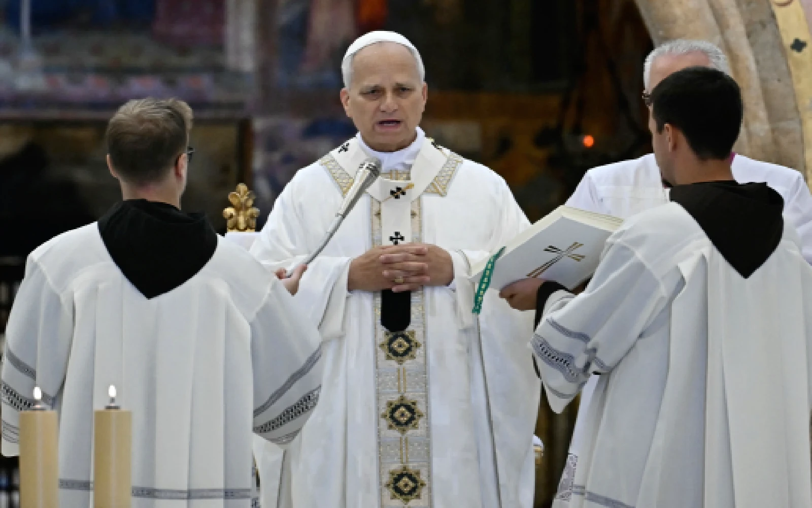 Pope Leo meets European youth in Assisi visit
