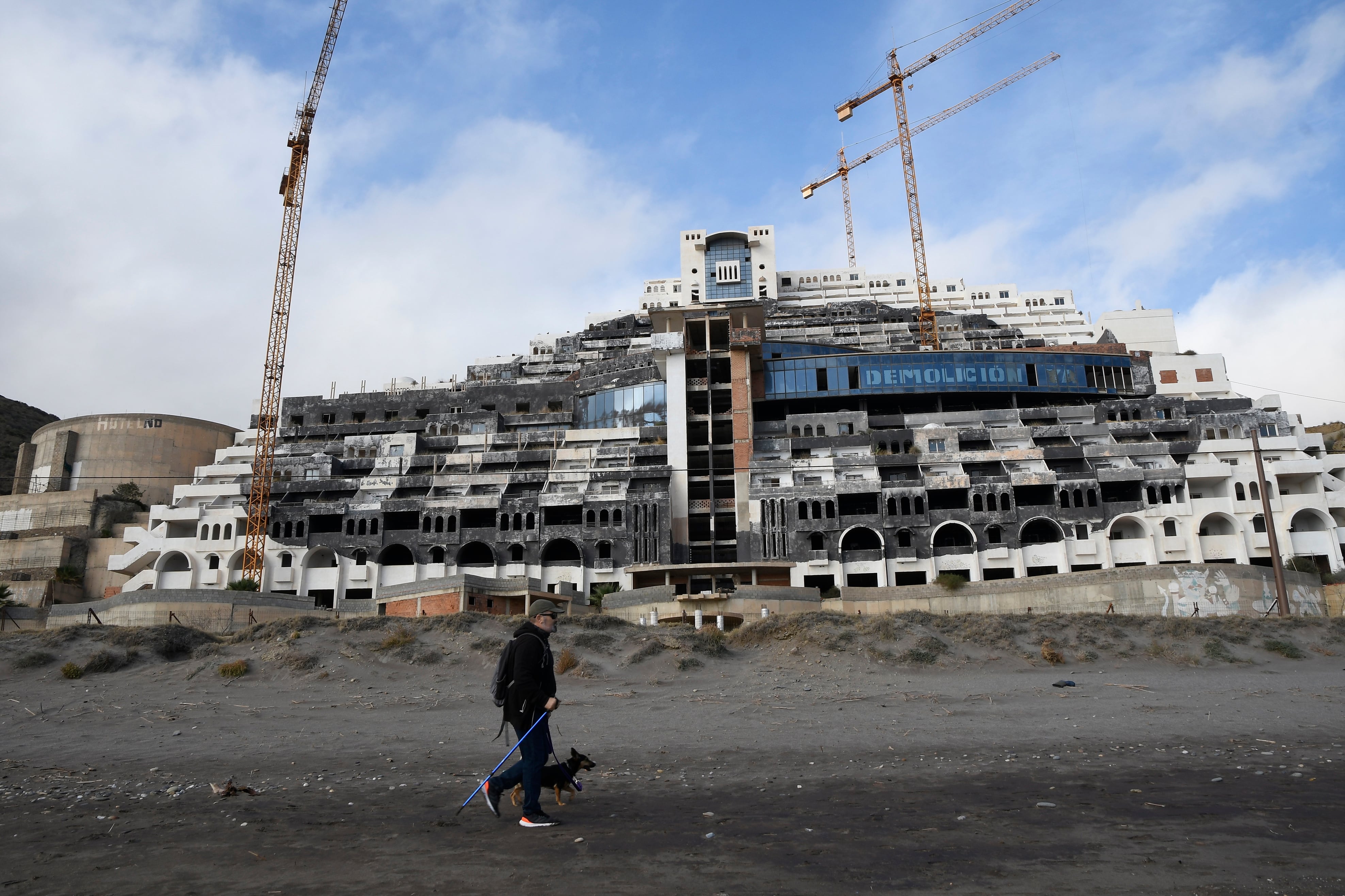 La Fiscalía investiga a los concejales que retrasaron la anulación de la licencia del Algarrobico