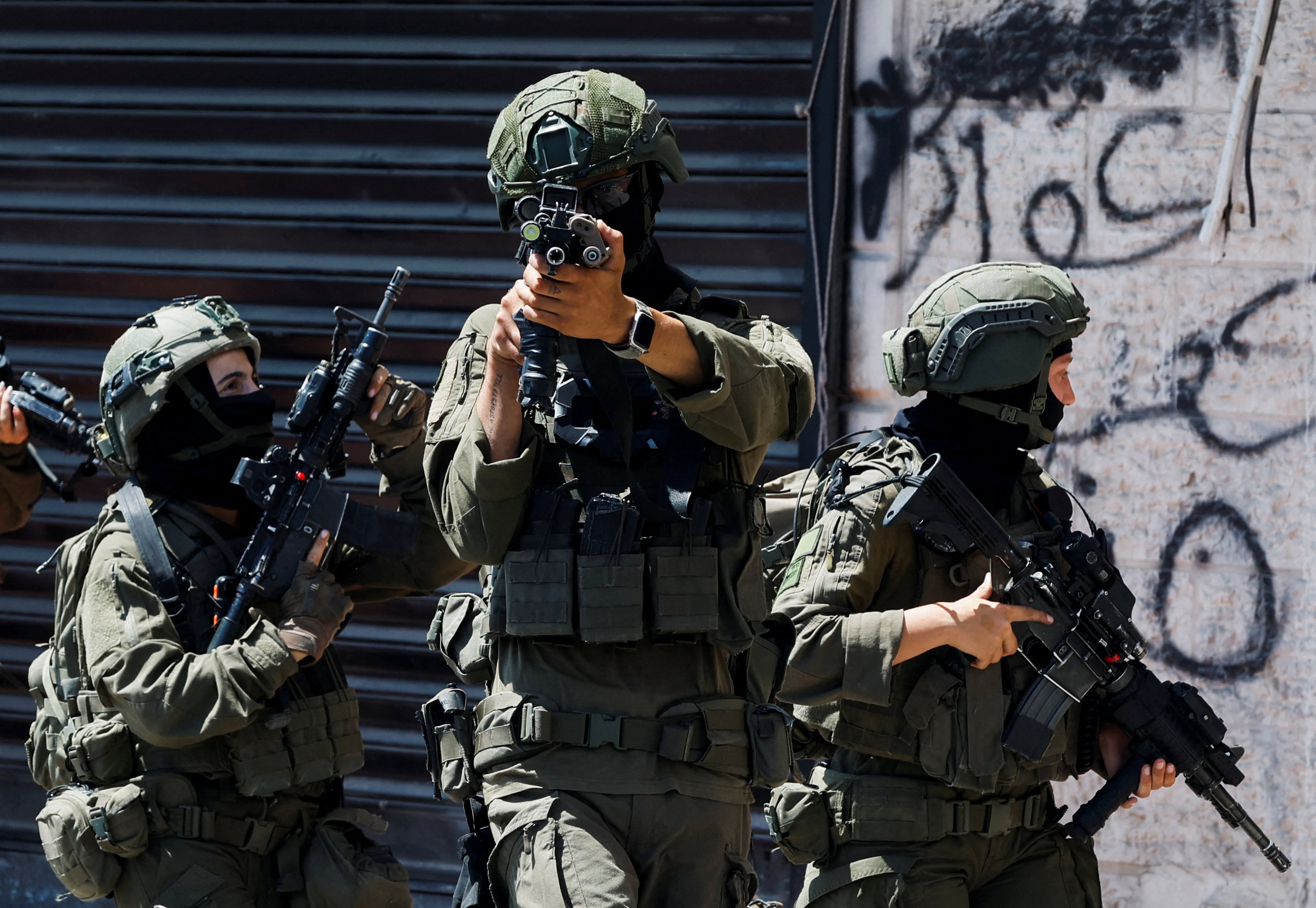 Israel continues Qalandiya raid after order to take over a Palestinian refugee camp