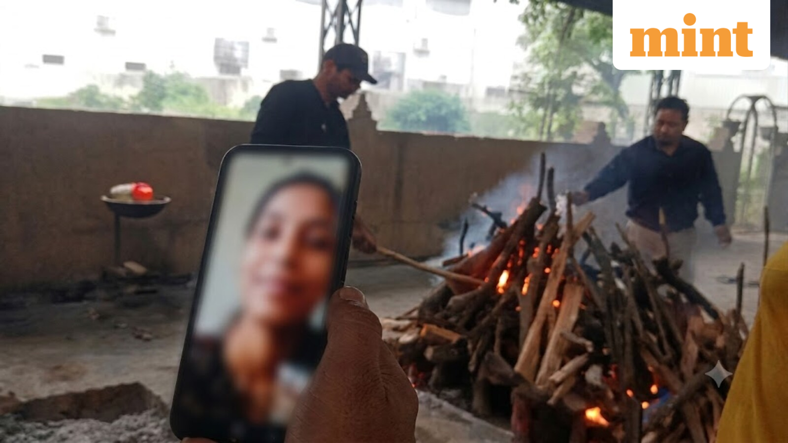 Daughters attend Mumbai-based businessman's funeral via video call, transfer ₹5,000 for cremation expenses | Viral clip