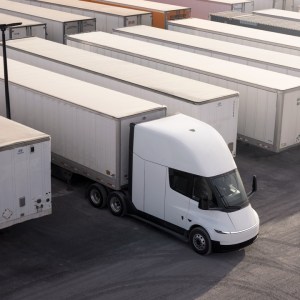 Einride targets 1,500 trucks by 2028 with Tesla and DAF deals