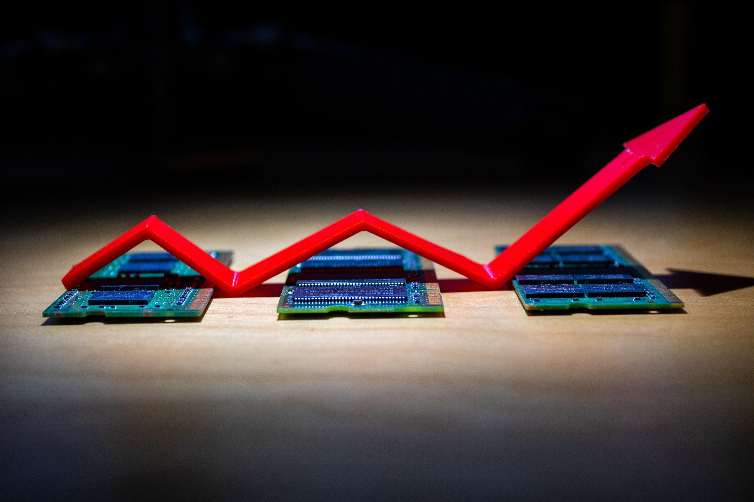 Marvell Technology Rockets 13% on $12.2B Google Warrant; Broadcom Falls 3%, Alphabet Unmoved