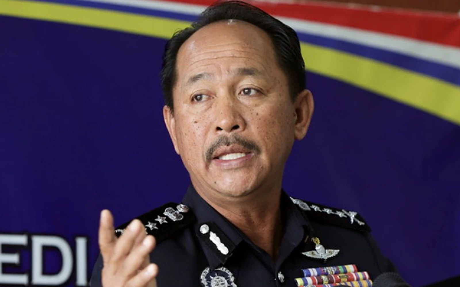 3 polis maut galah besi kena kabel elektrik